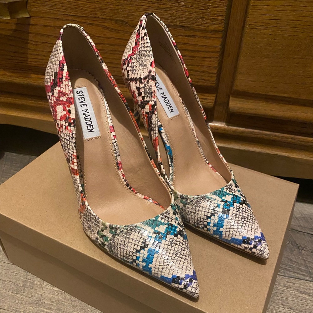 Steve Madden rainbow snake print heels size 8 Womens.